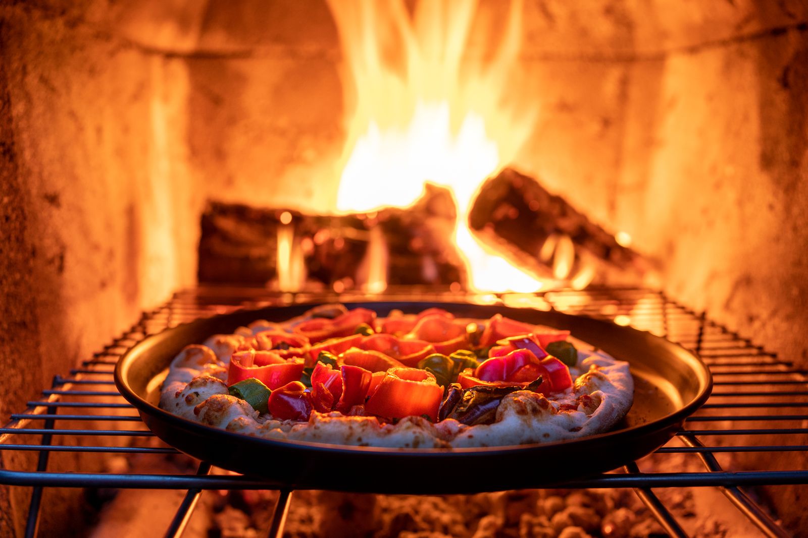 Pizza im befeuerten Steinofen
