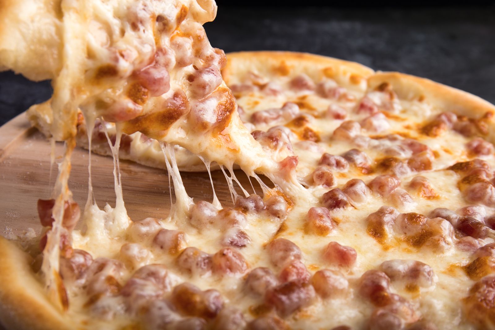 Pizza-Stück mit Käse